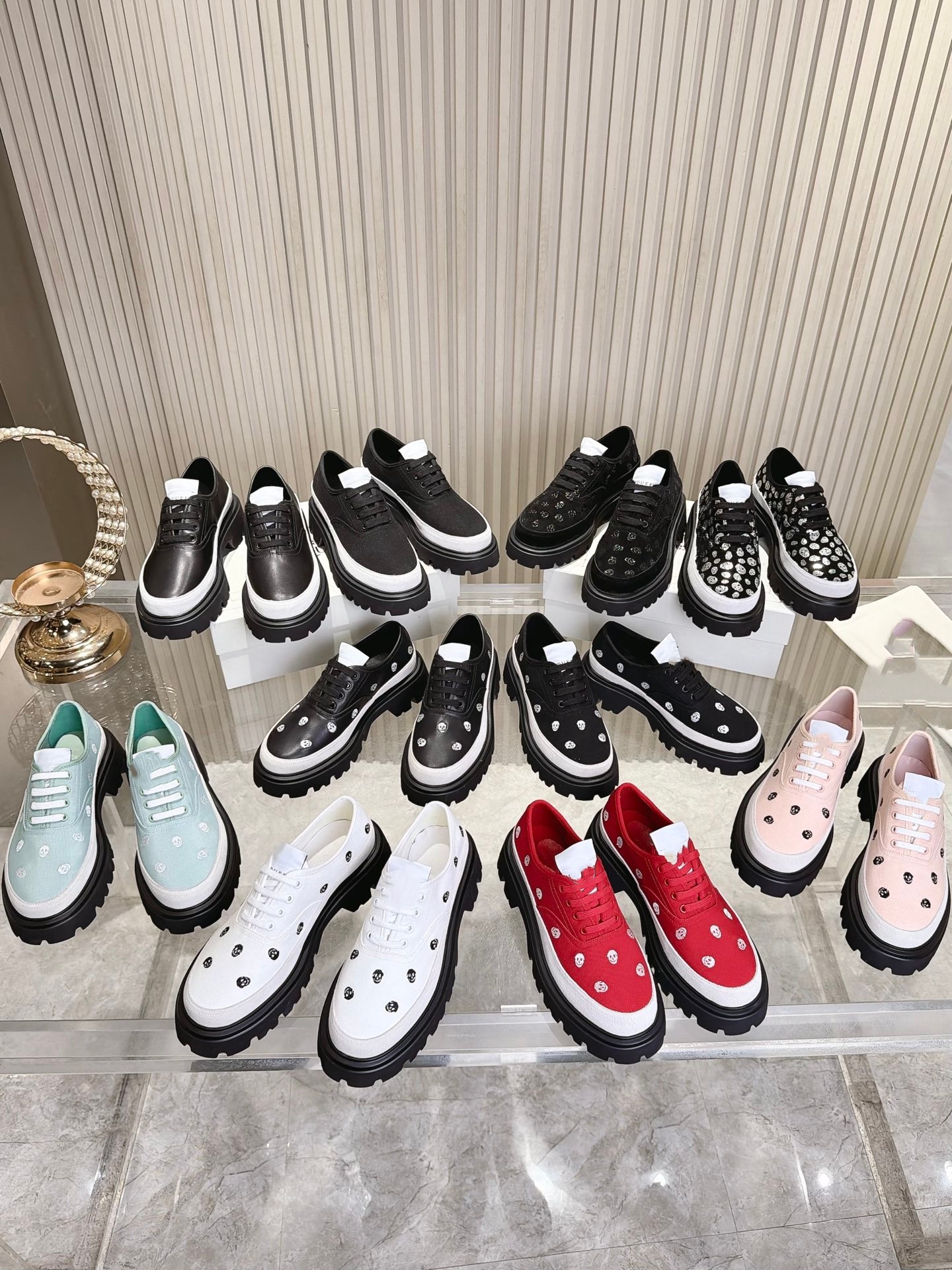 Baskets décontractées pour début d'automne avec broderie de crâne, semelle à plateforme épaisse, faux cuir, chaussures de streetwear unisexes à s