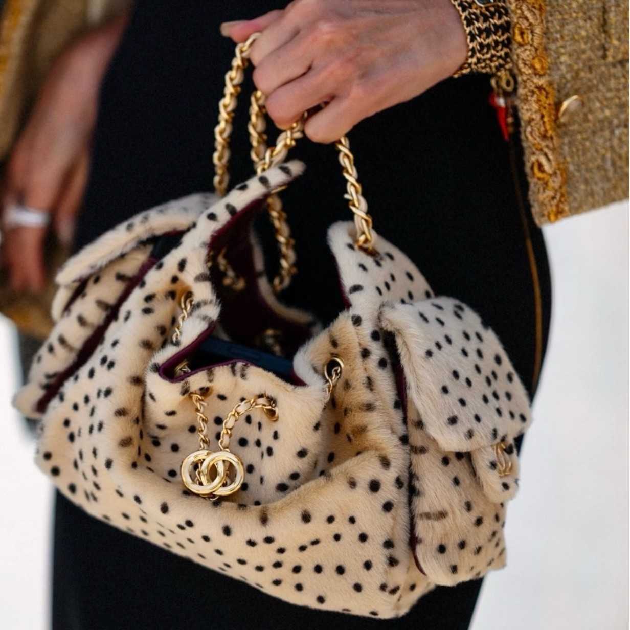 26a Autumn/Winter Soft and Fluffy Polka Dot Mink Fur Tote Bag Women's Plush Drawstring Bucket Trendy for Women Q261016