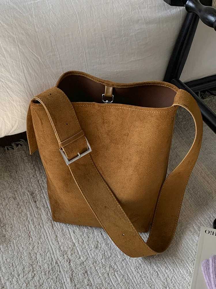 Shoulder Bags Retro One Shoulder Underarm Bag for Women New Autumn Winter Suede Tote Bag Large Capacity Versatile Crossbody Bucket Handbags X261016