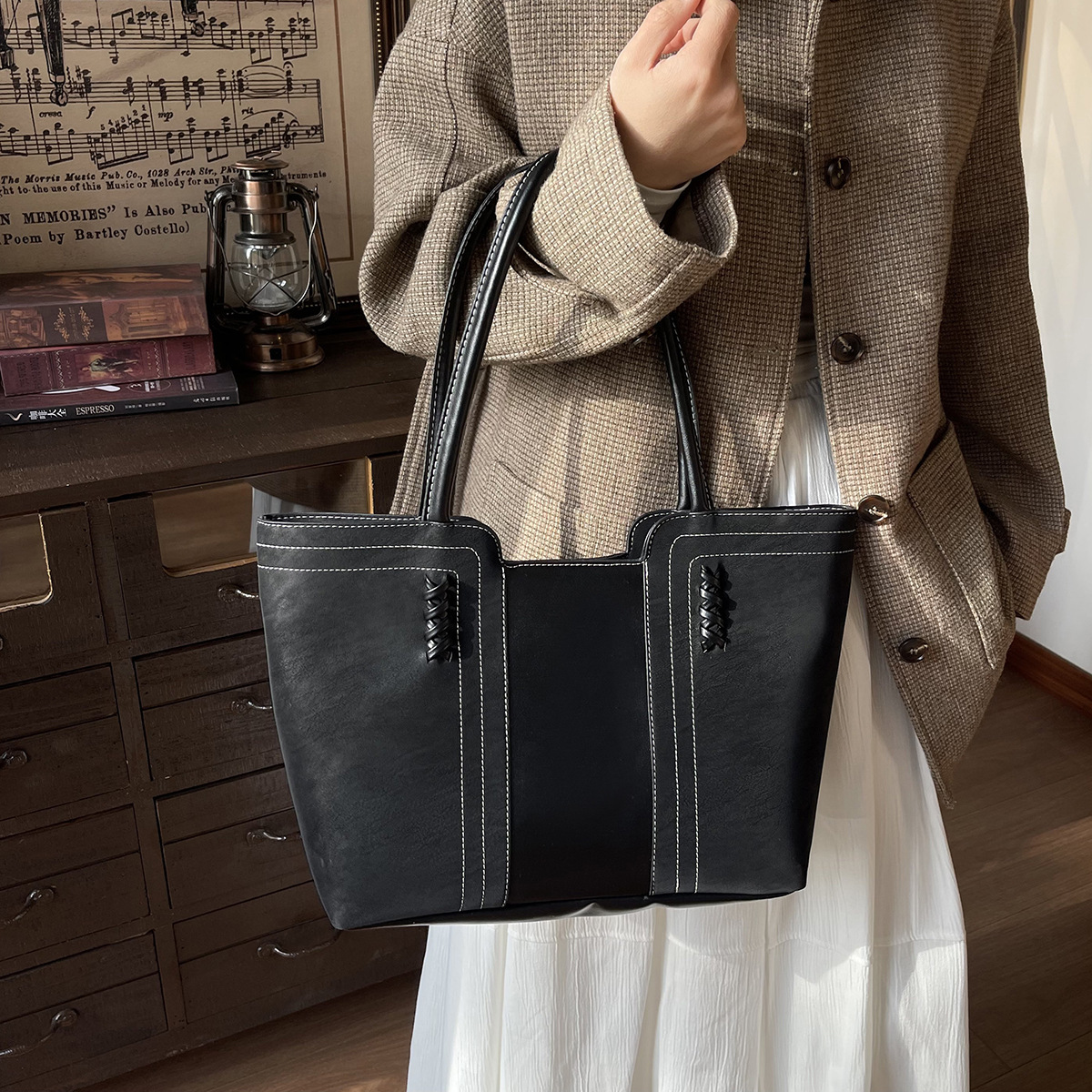 vintage Suede Niche Large Capacity Handbag Designer Bag Women's New Spring Simple Commuting Shoulder Bag Fashionable Versatile Tote Bag