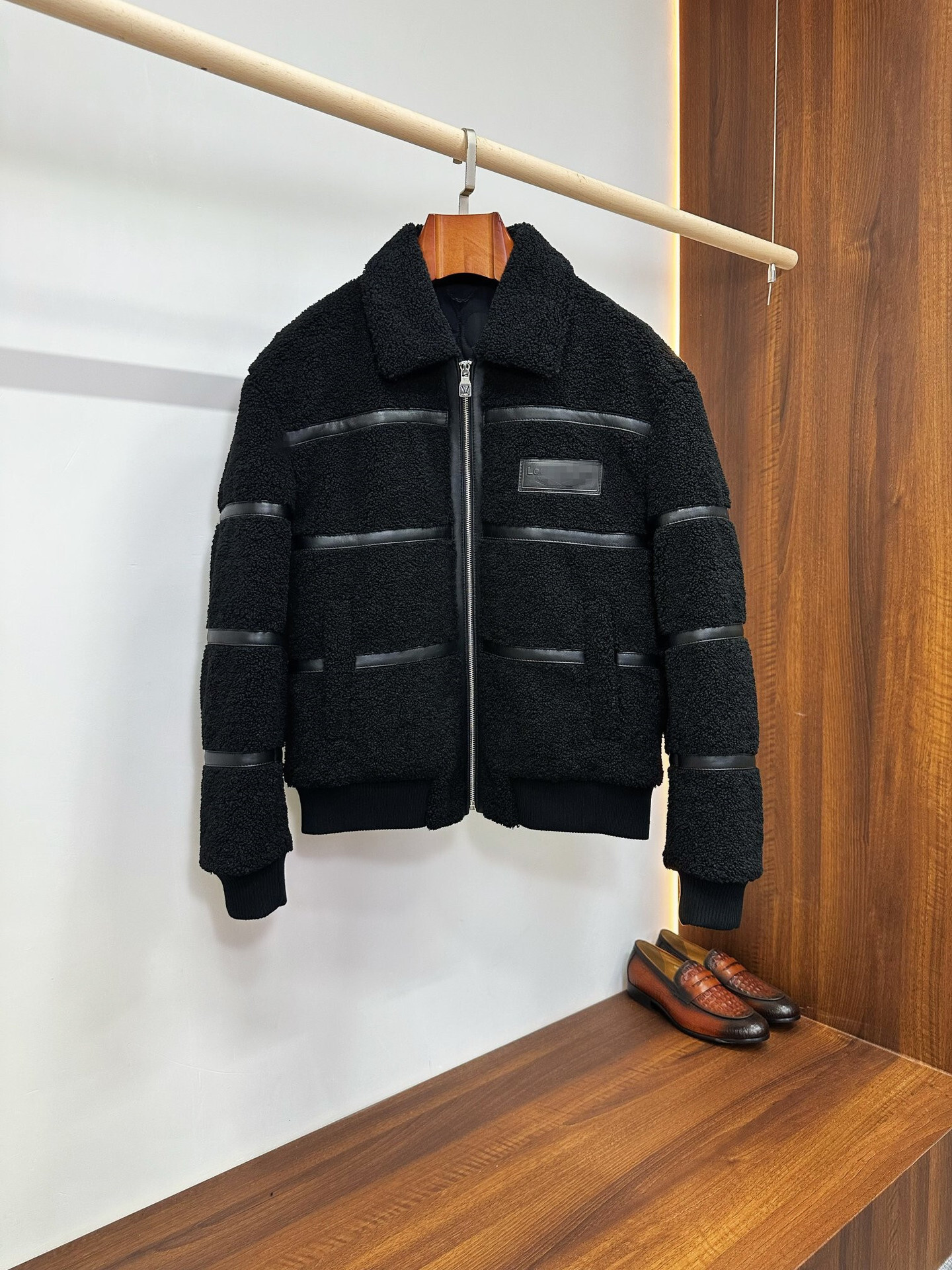 Designer High-End V Brand 26Ss Men's Wool Leather Patchwork Cotton Jacket, A Warm Durable Outerwear Piece For Autumn And Winter f9af