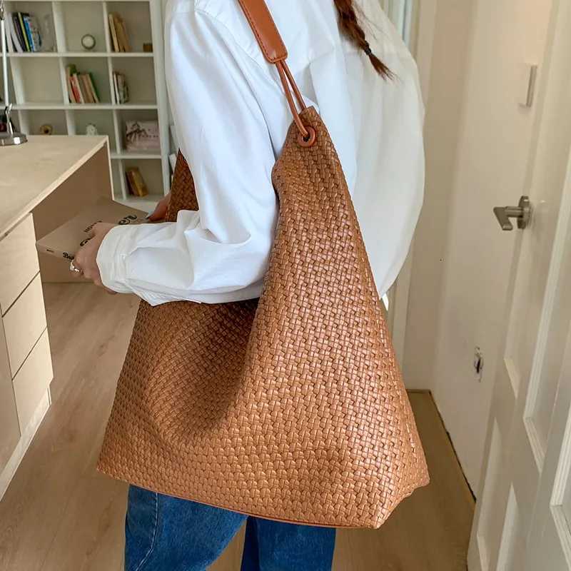 Totes Women's Retro Artificial Leather Woven Shoulder Bag Large Capacity Tote Bag Casual Armpit Bag Minimalist Unique Vintage Bag X261016