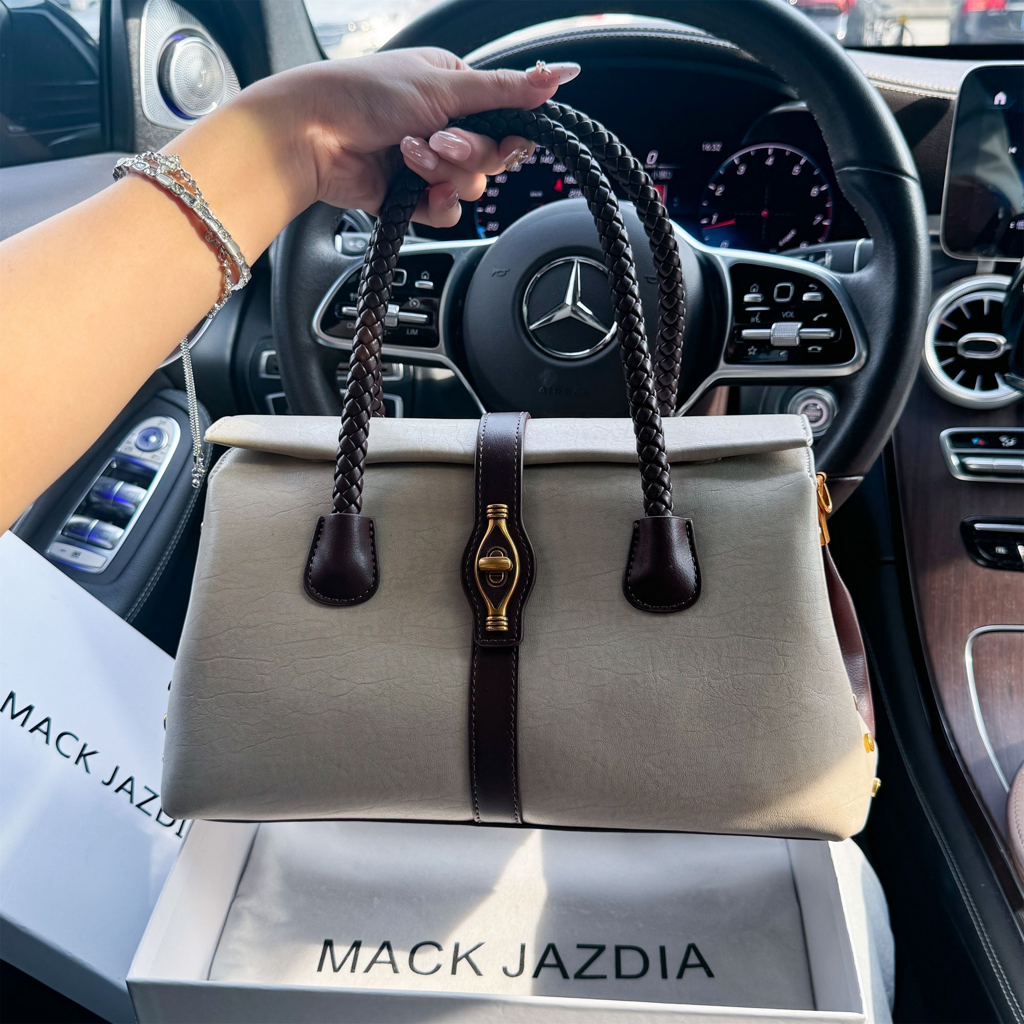 Luxury Vintage Designer Bag Women S Niche Lightweight Luxurious Tote With Stylish And Sophisticated Design New Collection Can Be Carried By Hand
