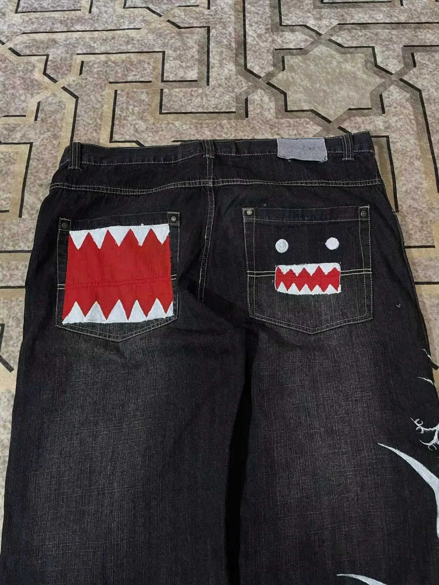 Men's Jeans Y2k Wash Dark Baggy Jeans Men Shark Mouth Pocket Print White Tribal Side Flame Graphic Wide Leg Harajuku Hip Hop Denim TrousersT261