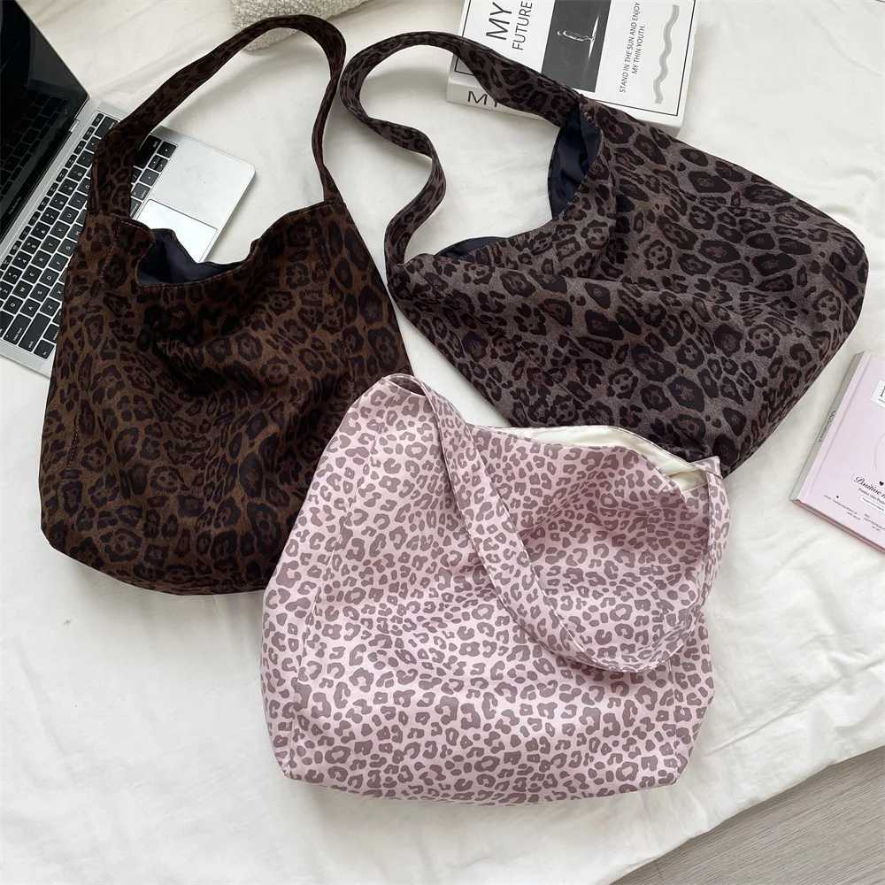Totes New 2025 Early Autumn Suede Leopard Print Shoulder Bag Niche Fashion Design Roomy Trendy Ladies Tote Bag For Outing Shopping X261016
