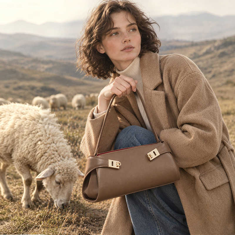 Korean new commuter-style niche design women's handbag lightweight luxury shoulder bag fashionable underarm bag high-end genuine leather bag Q2