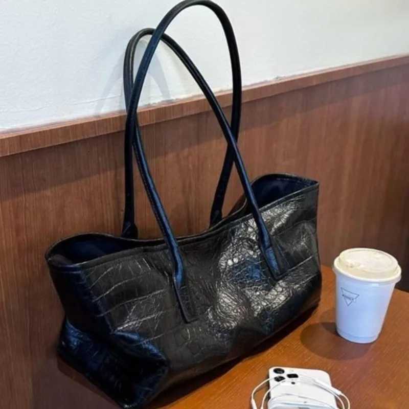 Shoulder Bags Retro Black Tote Bag Women Faux Crocodile Embossed Leather Large Capacity Shoulder Bag Ladies Fashion Commute Versatile Handbag X26101