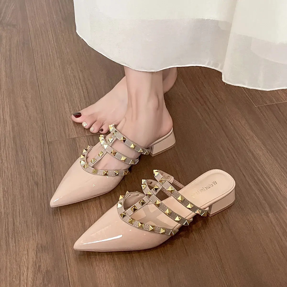 Women Slippers Hot New Free Shipping Designer For Womens Flat Sandals house Black Beige Fashionable And Versatile Rivet Thick Heel Toe Half Slipper