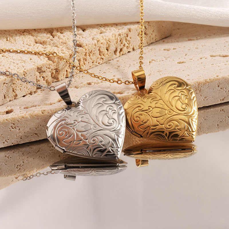 Titanium Steel Heart-Shaped Necklace For Women, Versatile, High-End, Fashionable, Vintage Engraved Photo Frame Box, Couple's Necklace, Collarbo