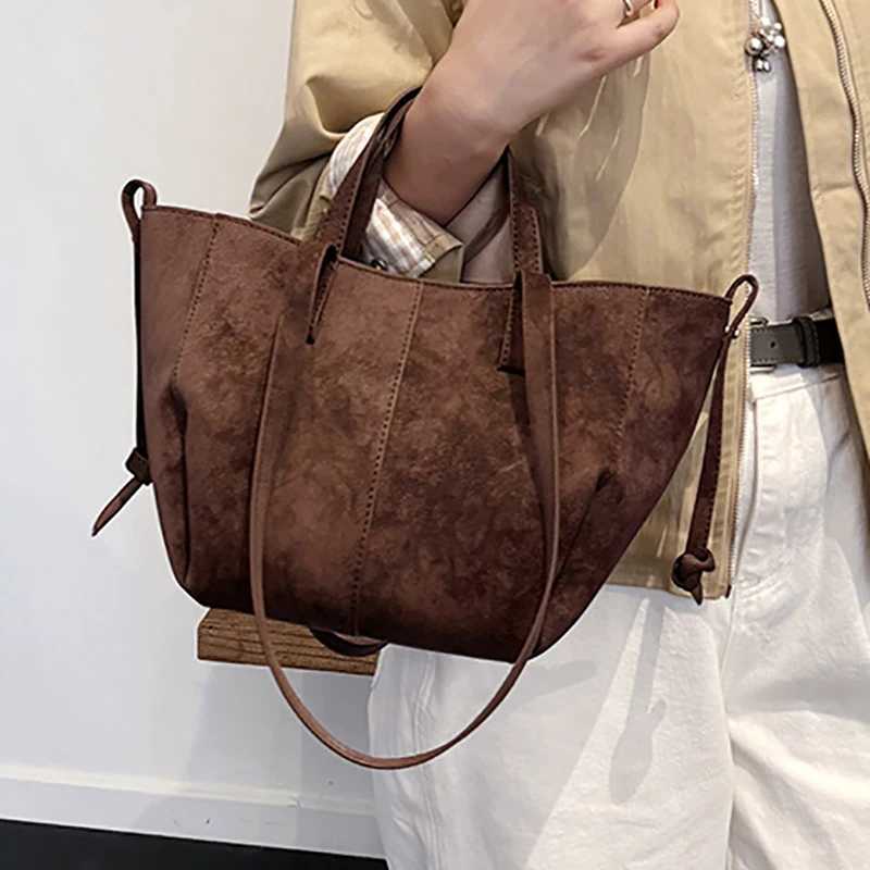Totes 2025 New Womens PU Leather Shoulder Bags Retro Tote Bag Autumn Winter Suede Large Capacity Shoulder Bag Versatile Commuting Bag X261016