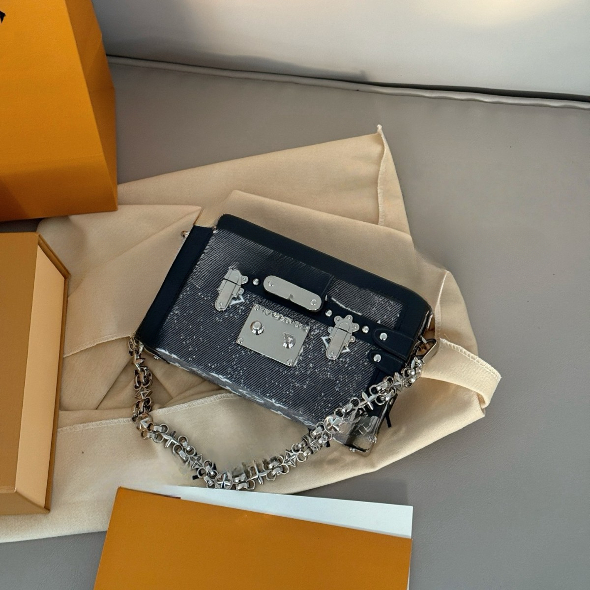 V designer bag, canvas lock chain small square bag, new fashionable women's crossbody box bag, 19cm makeup bag, wallet, fashionable dinner bag