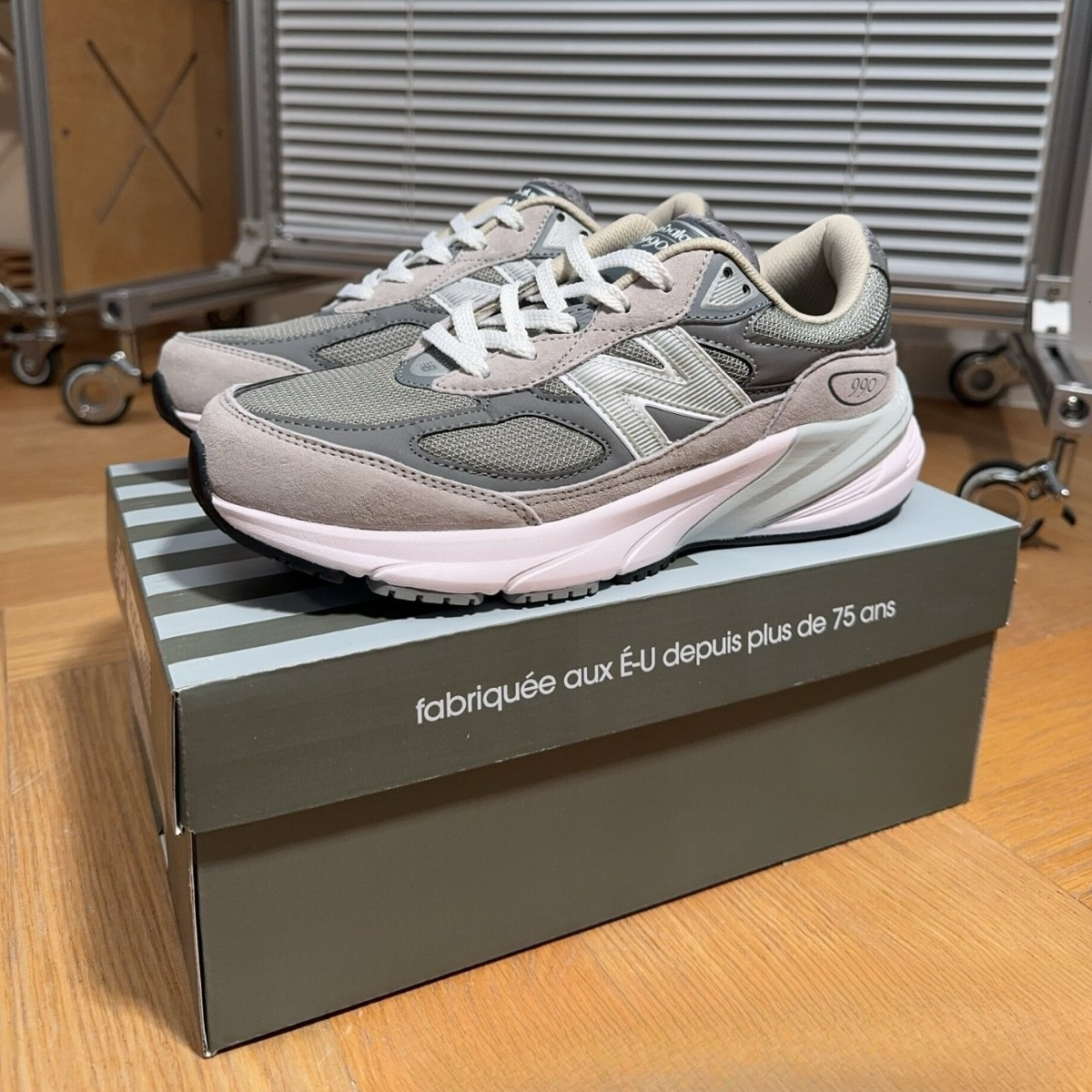 Premium Designer 990V3 American fashion style, comfortable unisex retro running shoes, M990BS3