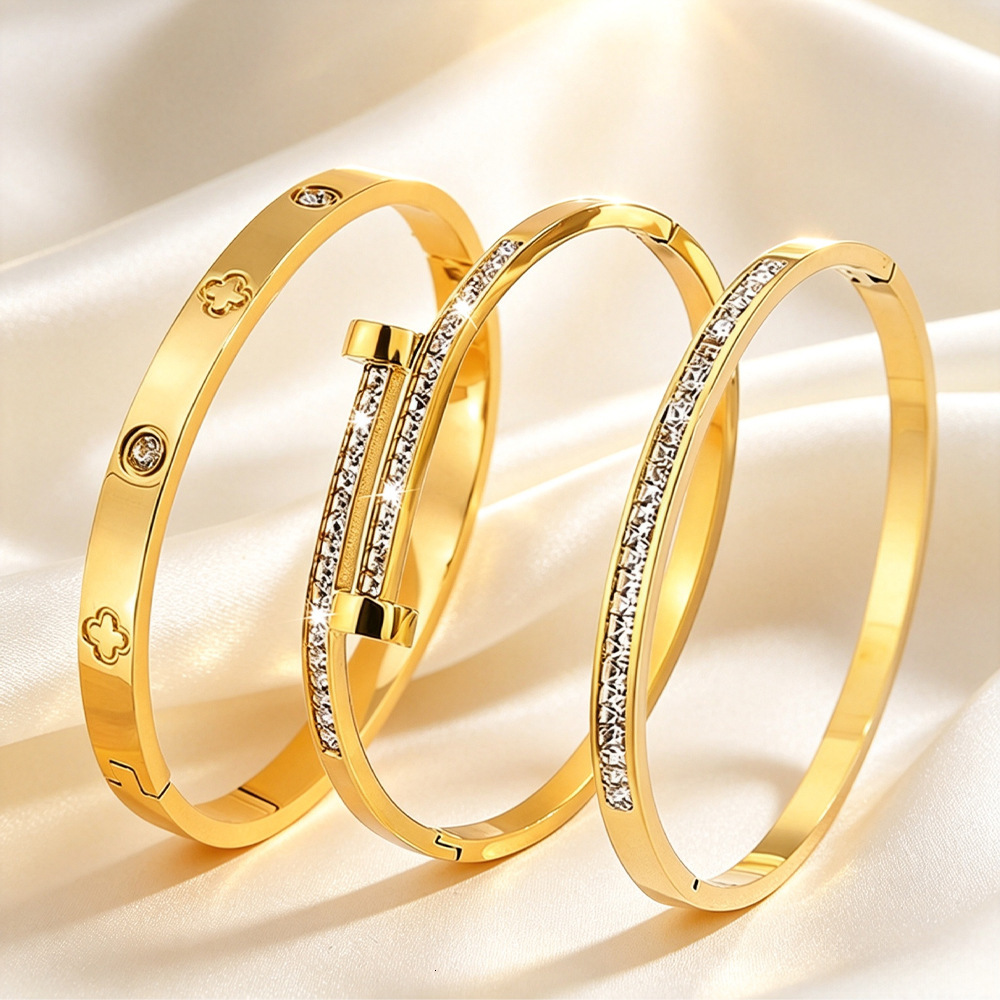 Four-Leaf Clover Titanium Steel Bracelet, Women's Gold-Colored Three-Piece Set, Fully Studded With Diamonds, Exuding A Luxurious Elegant Feel,
