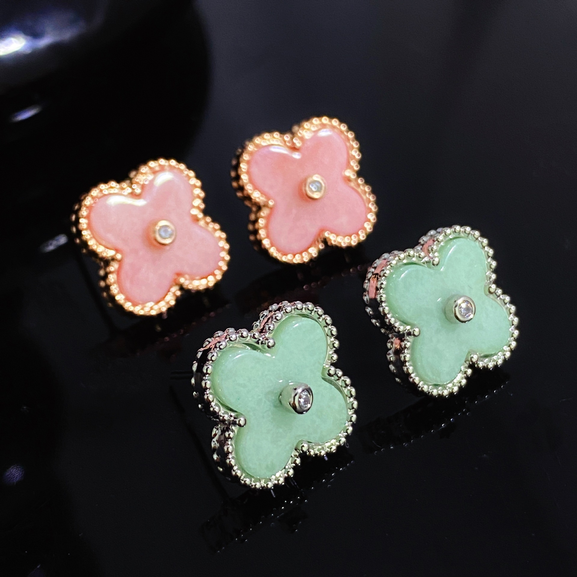 Designer Jewelry vanly Four-leaf clover earrings, fashionable delicate, suitable women, a niche and versatile accessory for everyday wear