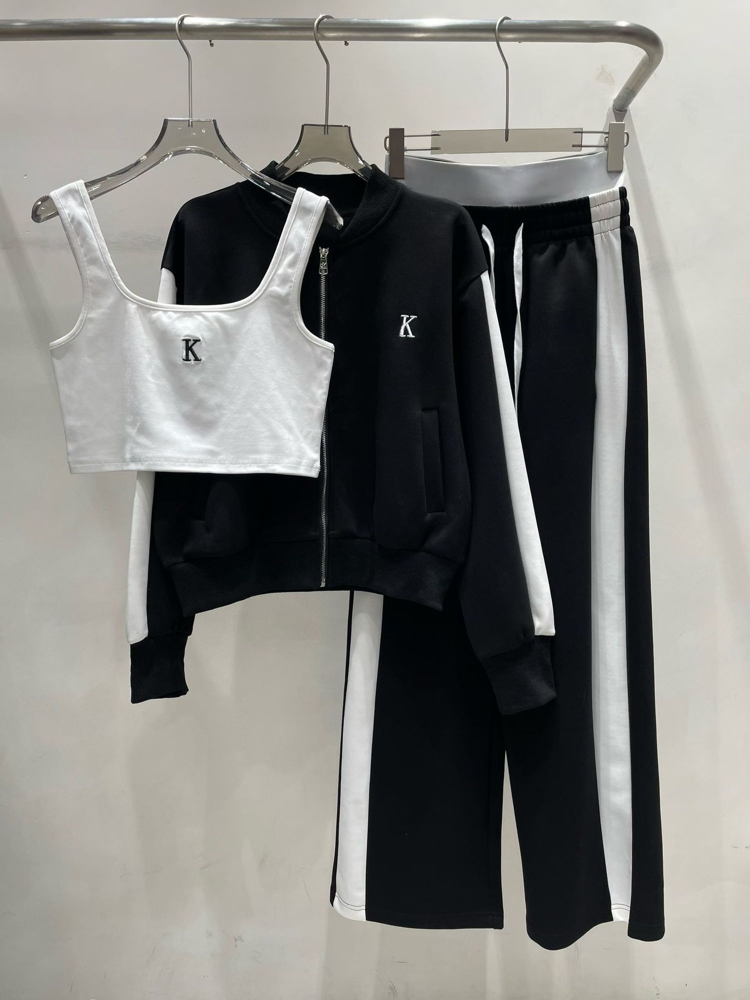 Tracksuit women three piece zipper long sleeved spring and autumn sporty and casual wear with loose wide leg pants fashionable daily sports attire c