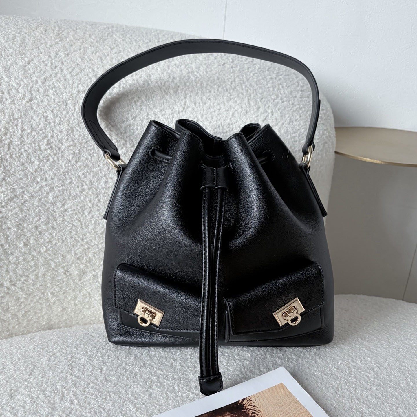 10A high-quality elegant seasonal bucket bag, a must-have multi-functional shoulder bag, solid color with classic details