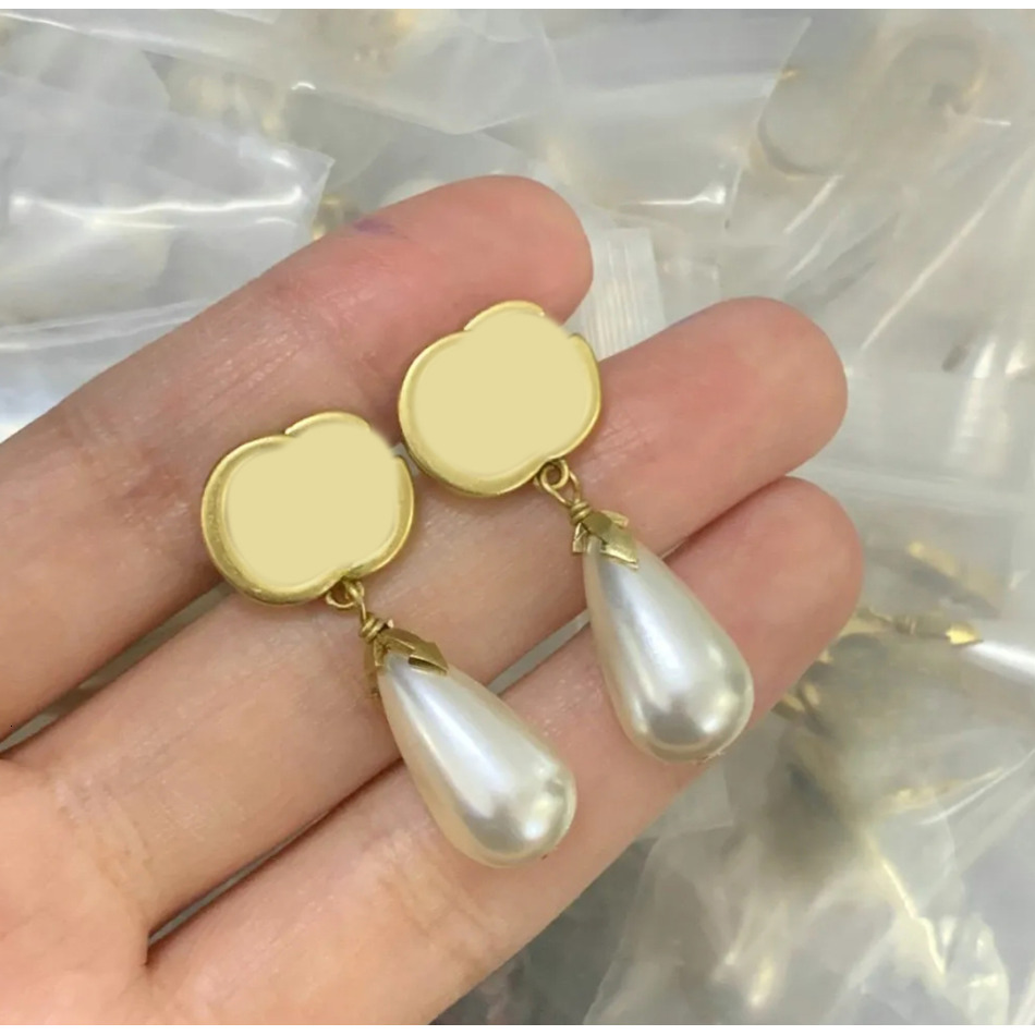 2026 New Designer Pendant Earrings For Women Vintage Letter Gold Plated Elegant perfume Temperament Dangle cologne Earring Jewelry X1