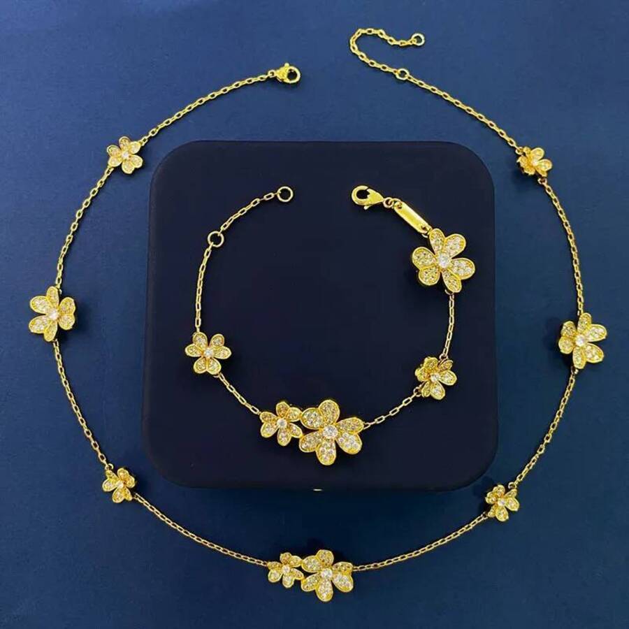Luxury cologne Clover Flower Designer Charm Necklace Choker perfume Bracelet Ring Earrings Jewelry Set Shine Crystal Diamond Chokers Necklaces Brace