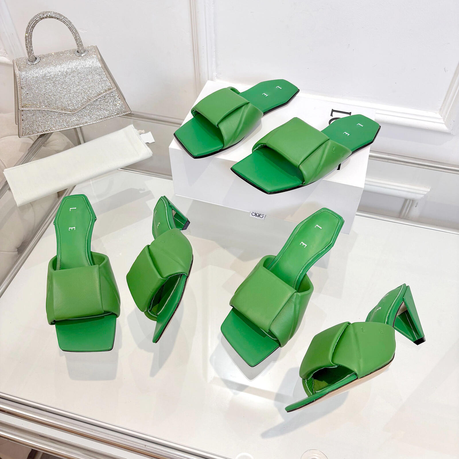 Designer Lambskin pleated square-toe chunky-heeled mule slippers Women soft Comfortable Slip-on Sandals Lxuxry Minimalist summer Comfortable beach P