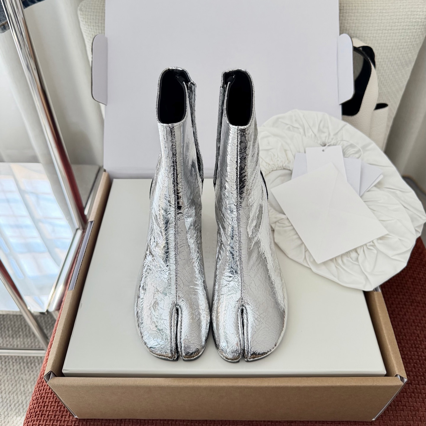 Tabi Split Toe Mid Calf Boots 26SS New Arrival Cracked Metallic Sheep Leather Side Zipper Genuine Leather Outsole 8cm Heel Party Nightclub Dress Foo