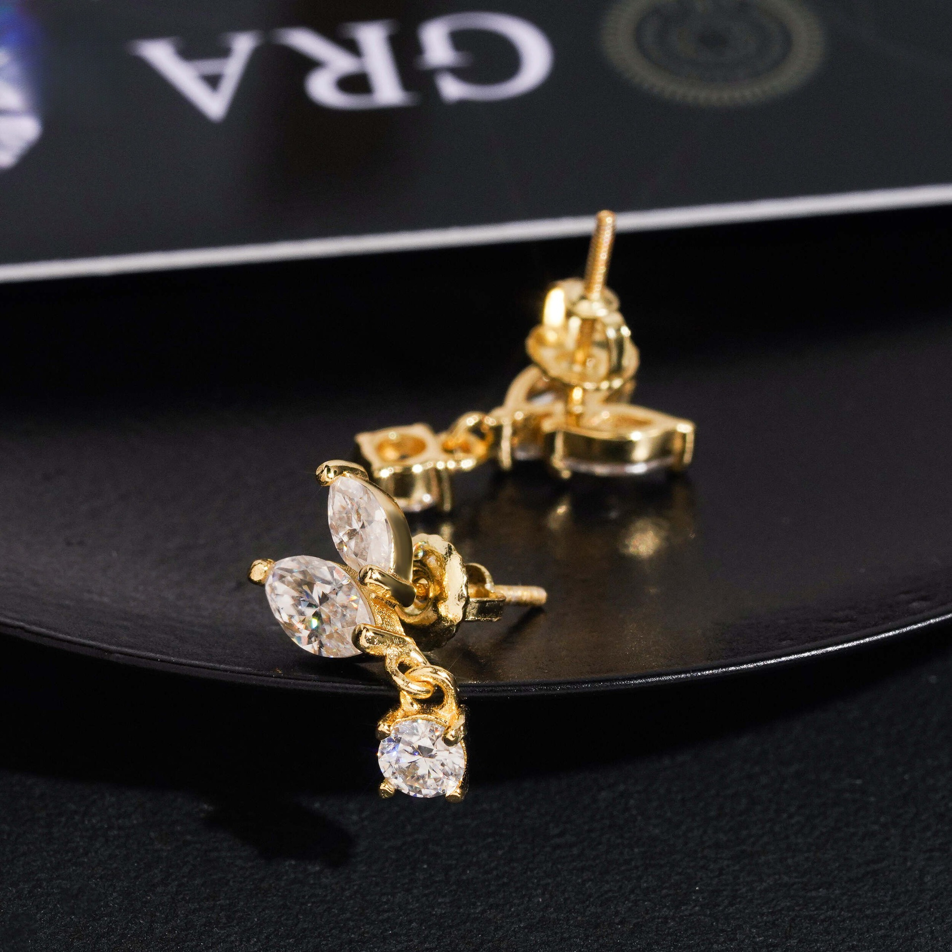 New women's ear, light luxury niche design, S925 silver inlaid with VVS moissanite, water drop leaf bud shape, style
