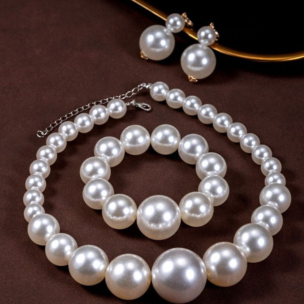 Light Luxury Elite Jewelry Retro Palace Jewelry Unique And Novel Four-Piece Set Light Luxury Niche Design Pearl Necklace Set Chain European And Amer