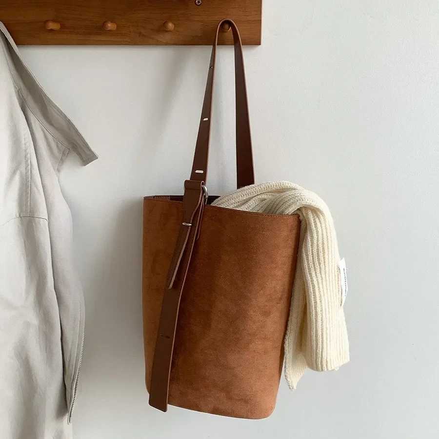 Cross Body Fashion Wide Strap Crossbody Bags for Women Handbag Big Capacity Designer Faux Suede Female Bucket Shoulder Bag Brown H261016