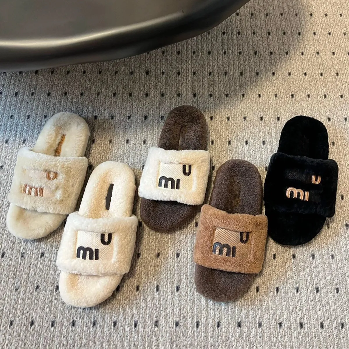 Pantoufles en peluche à bout ouvert pour femme - Pantoufles chaudes et confortables en fourrure d'hiver - Chaussures plates antidérapantes pour l