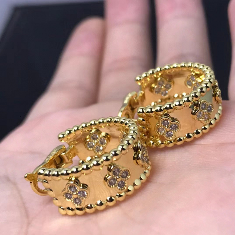 Designer Jewelry vanly V gold inlaid diamond four-leaf clover for women, kaleidoscope C-shaped studs, light earrings
