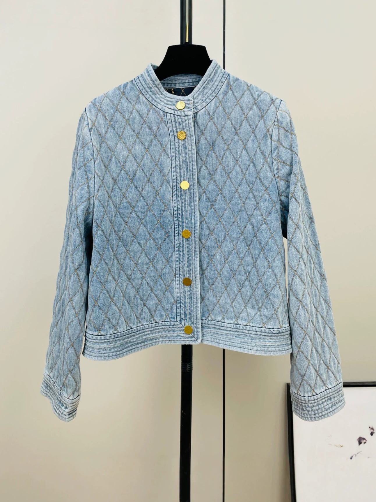 Designer Stand-Up Collar Diamond-Patterned Denim Cotton Jacket For Women, Featuring Metal Single-Breasted Buttons And A Short, Quilted Design 33c4
