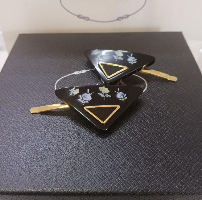 designer Edged HairClip 2026 fashion new women Barrettes Clip hairpin top-quality enamel acrylic flower P-letter triangle hairpin 18K Gold plated Si