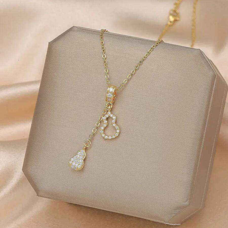 2026 Designer cologne Necklace perfume Diamond Butterfly Fashion Star Moon Pendant Women's Clavicle Chain Jewelry ss9