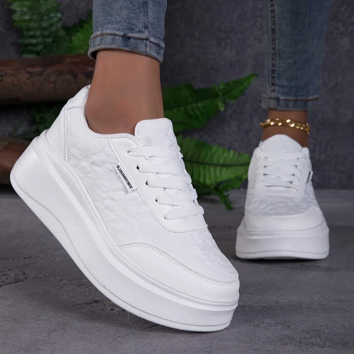 Casual Shoes DJSUNNYMIX Women's Shoes 2023 New Style Fashion Casual Versatile White Lace Mesh Breathability Hollow Platform Woman Sneakers H261