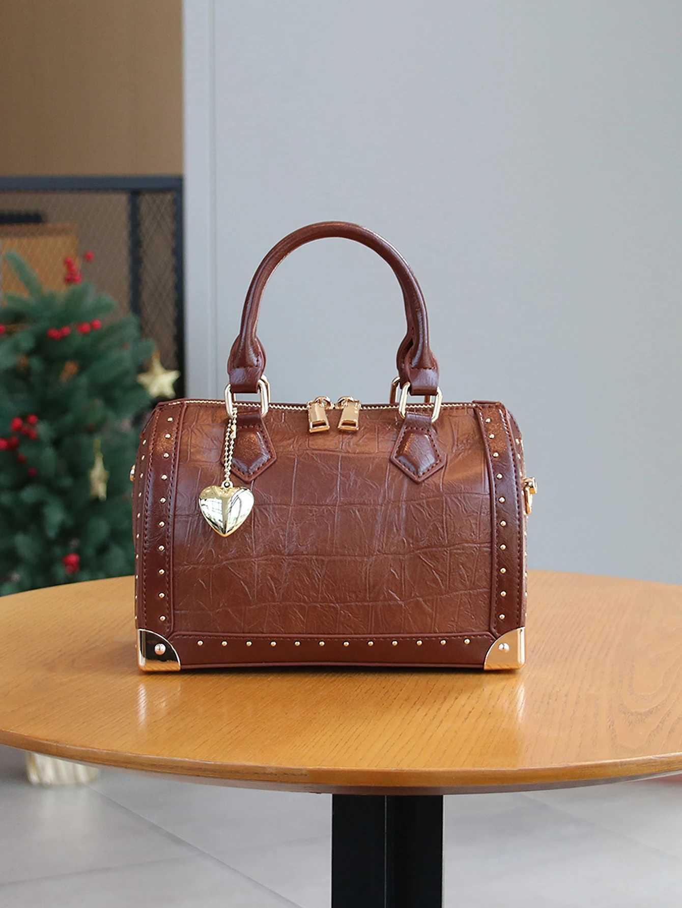 Evening Bags Totes 2025 New Fashion Ladies' Handbags Large-Capacity Boston Pillow Bags Rivets Box Bags Personalized Street Shoot H261016