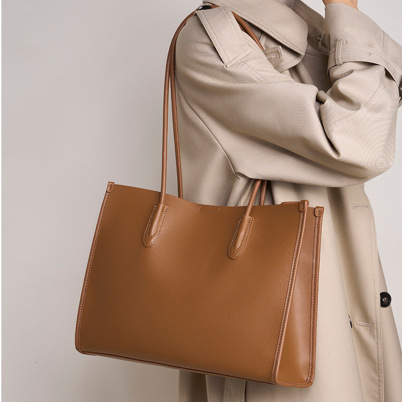 (Complimentary brand-matched belt) Designer Niche New Versatile High-end Large Capacity Soft Leather Cowhide Tote Shoulder Bag