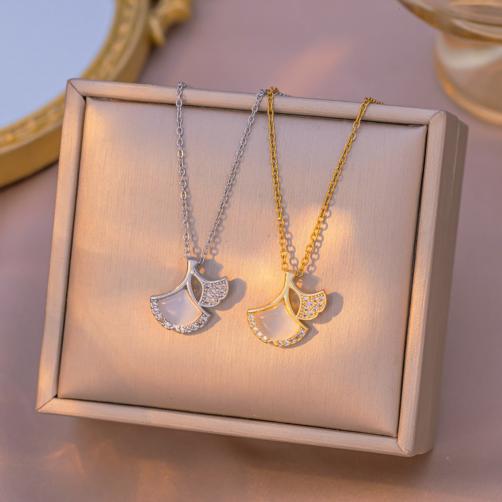 Exquisite And Sophisticated Ginkgo Leaf Micro-Inlaid Necklace For Women, Light Luxury Versatile Ins-Style Cool Temperament Fan-Shaped Collarbone Cha