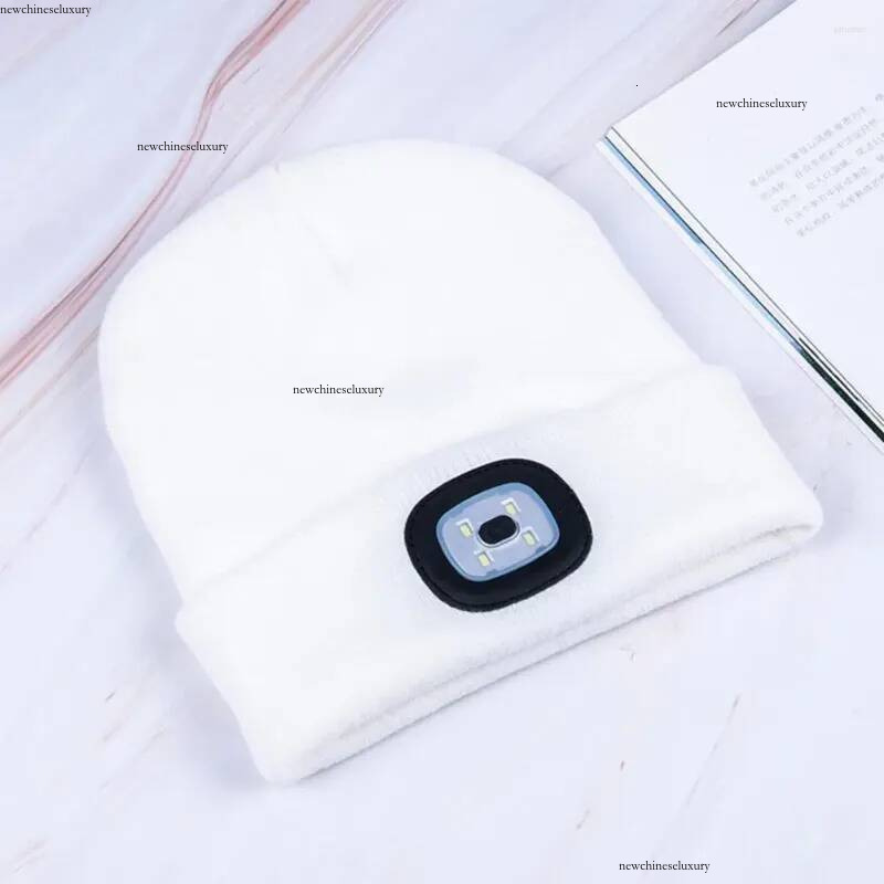 Casquettes de balle LED Bonnet éclairé pour femmes hommes rechargeables 4 phares chapeau tricoté hiver unisexe tricot