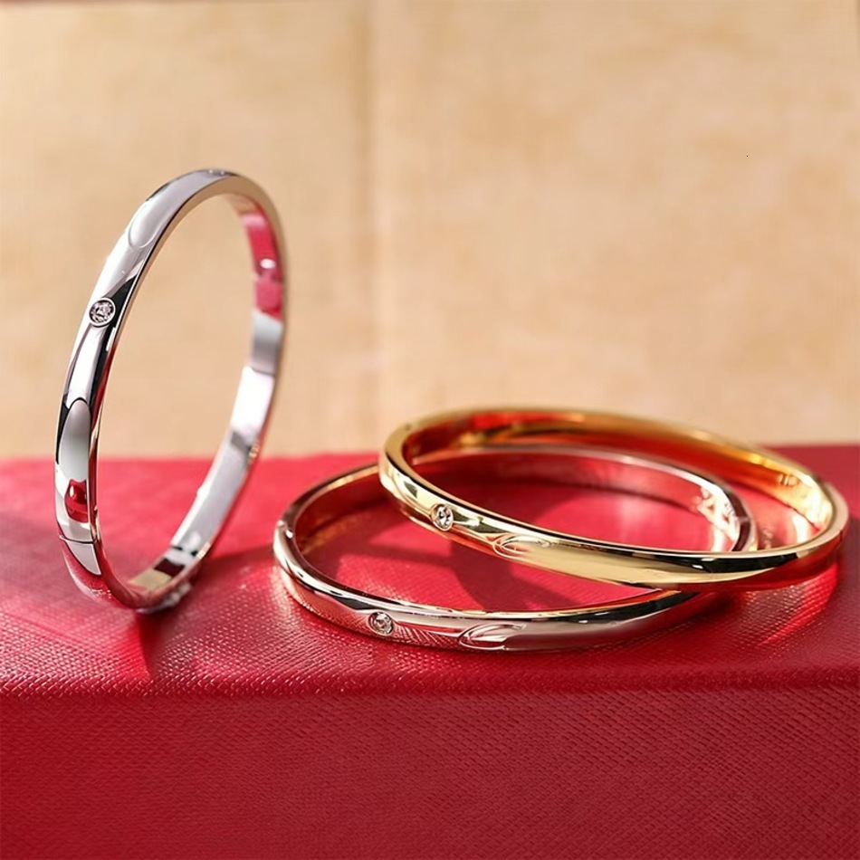 2026 New Fashion Classic Women's Signature cologne Bracelet Designer 18K Gold Couple Design perfume Niche Jewelry Box De8