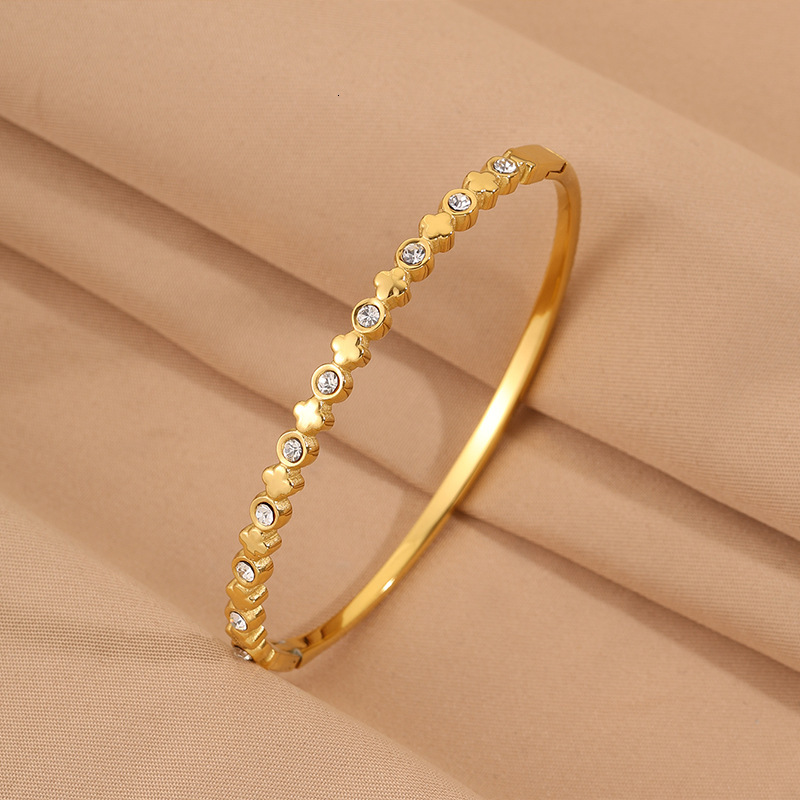 Delicate Four-Leaf Clover Design, Round, Diamond-Studded, Gold-Colored That WonT Fade; Trendy, European And American-Style Bracelet Perfect As A Gif