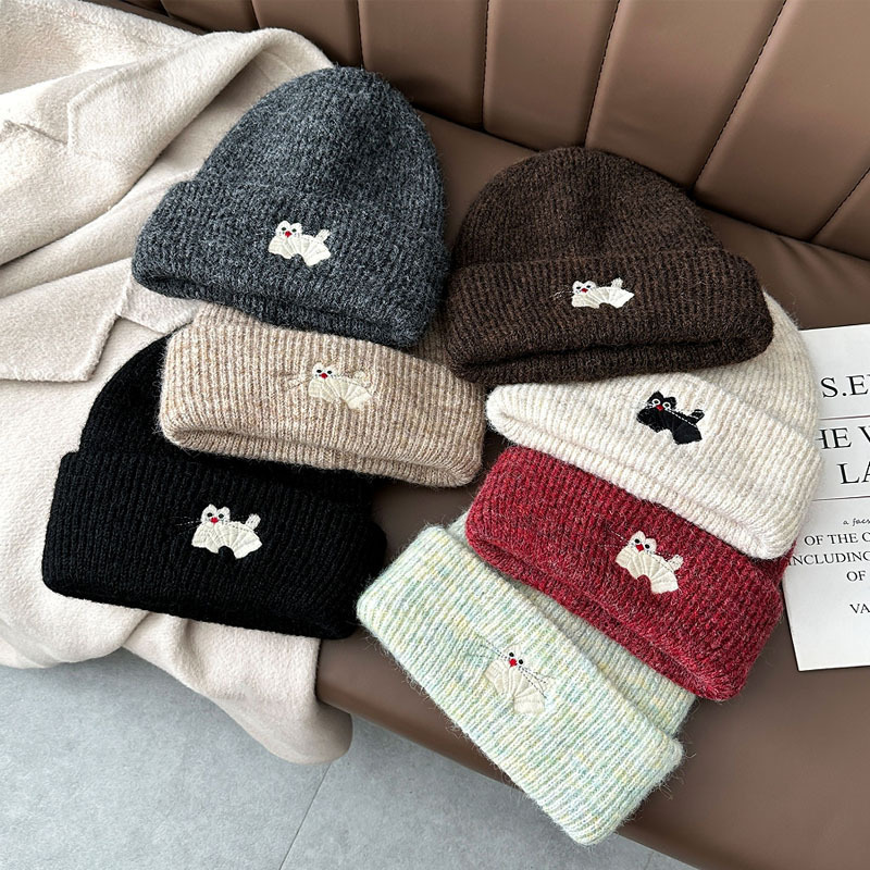 New autumn winter women's thickened warmth featuring a cute cartoon cat design Japanesestyle sweet and adorable knitted hat suitable couples al