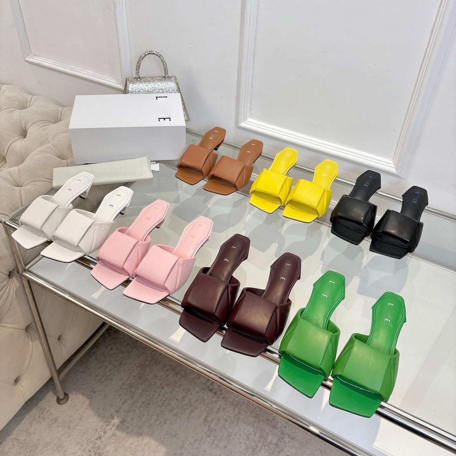 Womens Leather Square Toe Flat Slides Slippers Wide Strap Padded Minimalist Designer Luxury High Quality Casual Comfort Summer Beaches Charming Styl