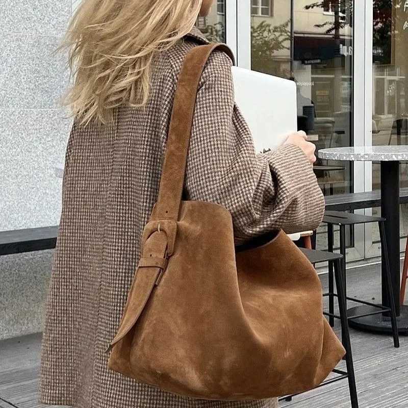 Designer Brown Totes Bag 2025 New Large Capacity Shoder Bag Underarm Bag Crossbody Bag Fi and Leisure Daily Cmuter Wen's Bag J261016