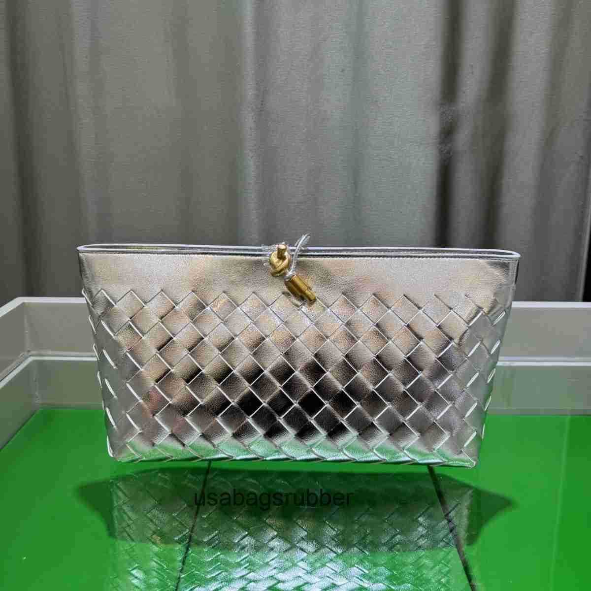 Sleek Designer Style Calfskin woven women's bag fashionable makeup bag large capacity envelope bag light luxury commuter bag high end