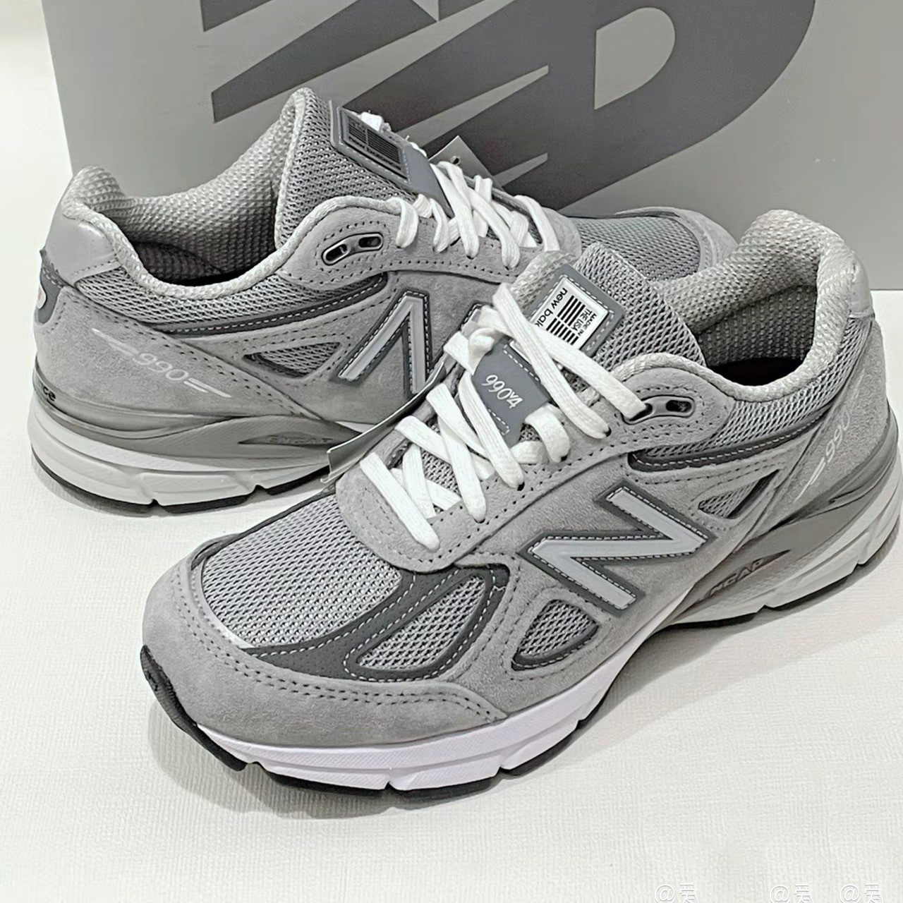 Premium Designer 990V4 comfortable, versatile, breathable, shock-absorbing running shoes men women, suitable for commuting, casual wear, and retro s