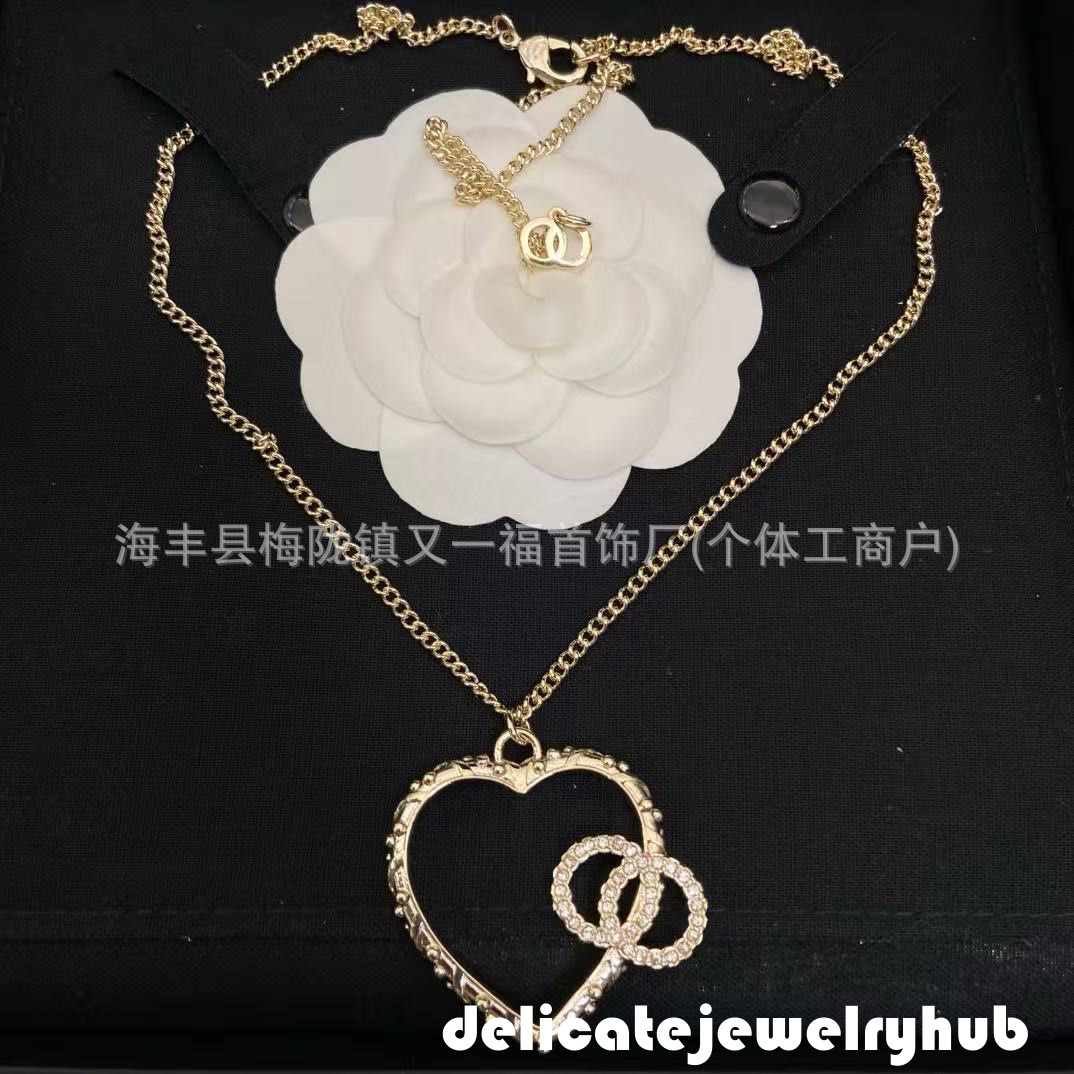 Designer Necklace Pearls cc Necklace 25P Heart-Shaped Hollow Diamond-Studded Necklace Classic Versatile Clavicle Chain Channel Jewelry