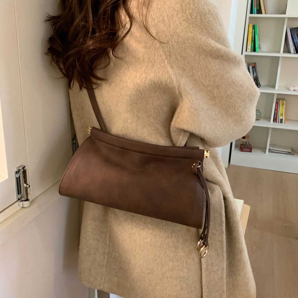 Evening Bags Totes Light Fashion Leather Women's Bag 2025 New French Simple Casual Versatile Portable Single Shoulder Bag Trendy H261016