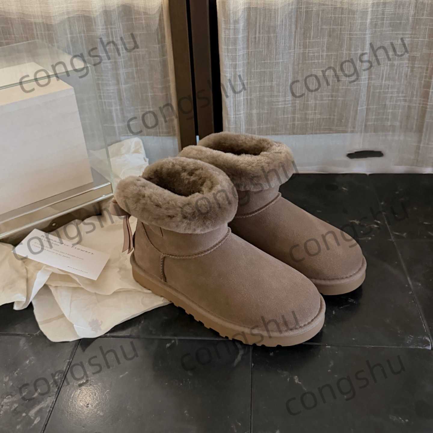 featuring a combined leather and fur design, are a new winter style for women, with thick soles, a double-layered construction, and a warm, padded l