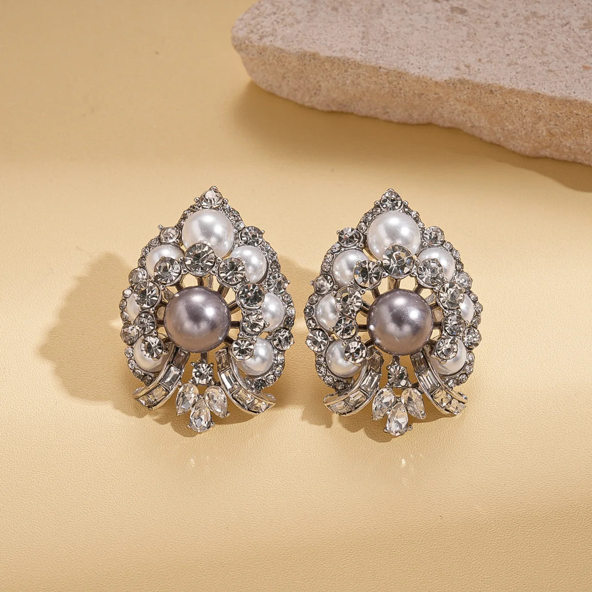 Pearl Stud Earrings for Women Inlaid Rhinestones Ear Studs Vintage High-end Style Earring Jewelry Gifts K1 261008