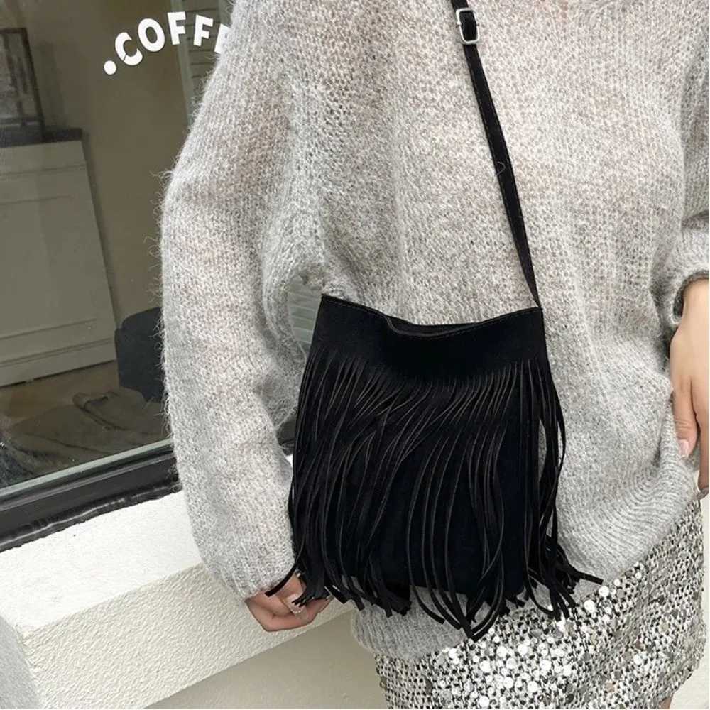 Shoulder Bags Vintage Suede Fringe Crossbody Bag Boho Style Solid Color Shoulder Bag Large Capacity Adjustable Shoulder Strap Bucket Bag Women H2610