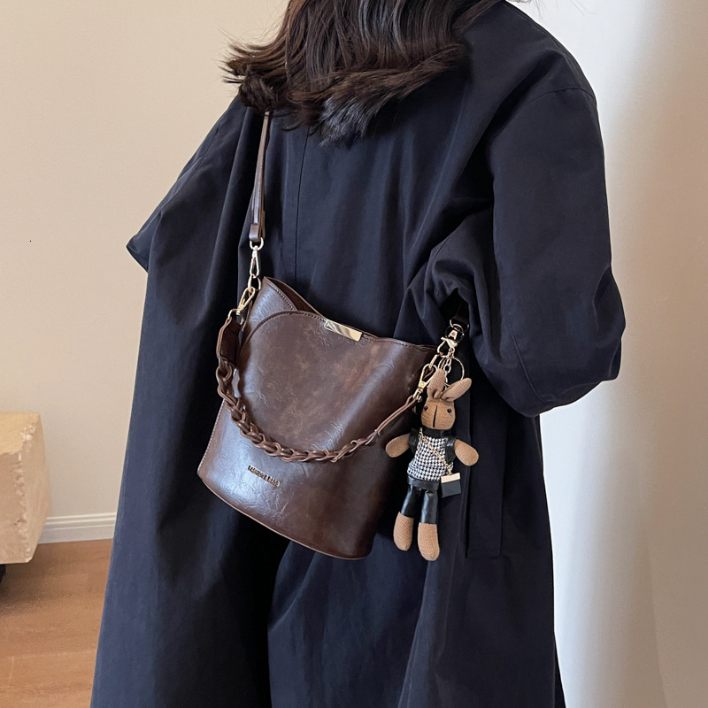 Women's Bag New Commuting Retro Niche Bag Exquisite High-Quality Texture Versatile Crossbody Bag Popular Handheld Bucket Bag